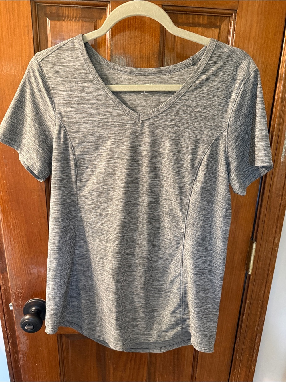 Duluth Women’s Gray V-Neck Short Sleeve Top 92% Polyester 8% Spandex
